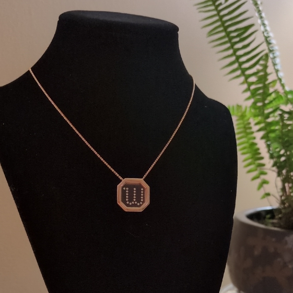 Elegant Gold Pendant Necklace